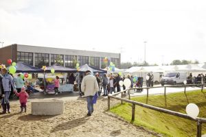 Gut besucht: Infomeile und Festzelt am Kuehnbachteich.jpg