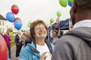 Am Stand der Elbkinder-Kitas: froehliche Gespraeche ….jpg