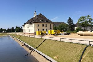 Kuehnbachteich, im Hintergrund Bestandsgebäude (Juni 2015)
