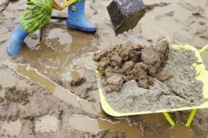 Beste Bau-Bedingungen: Matschbaustelle bringt den Juengsten grossen Spass