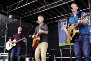 Dreiklang: Steelstring auf der Festbuehne