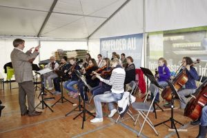 Klingendes Festzelt: das Orchester des Jenfeld-Hauses spielt auf.jpg